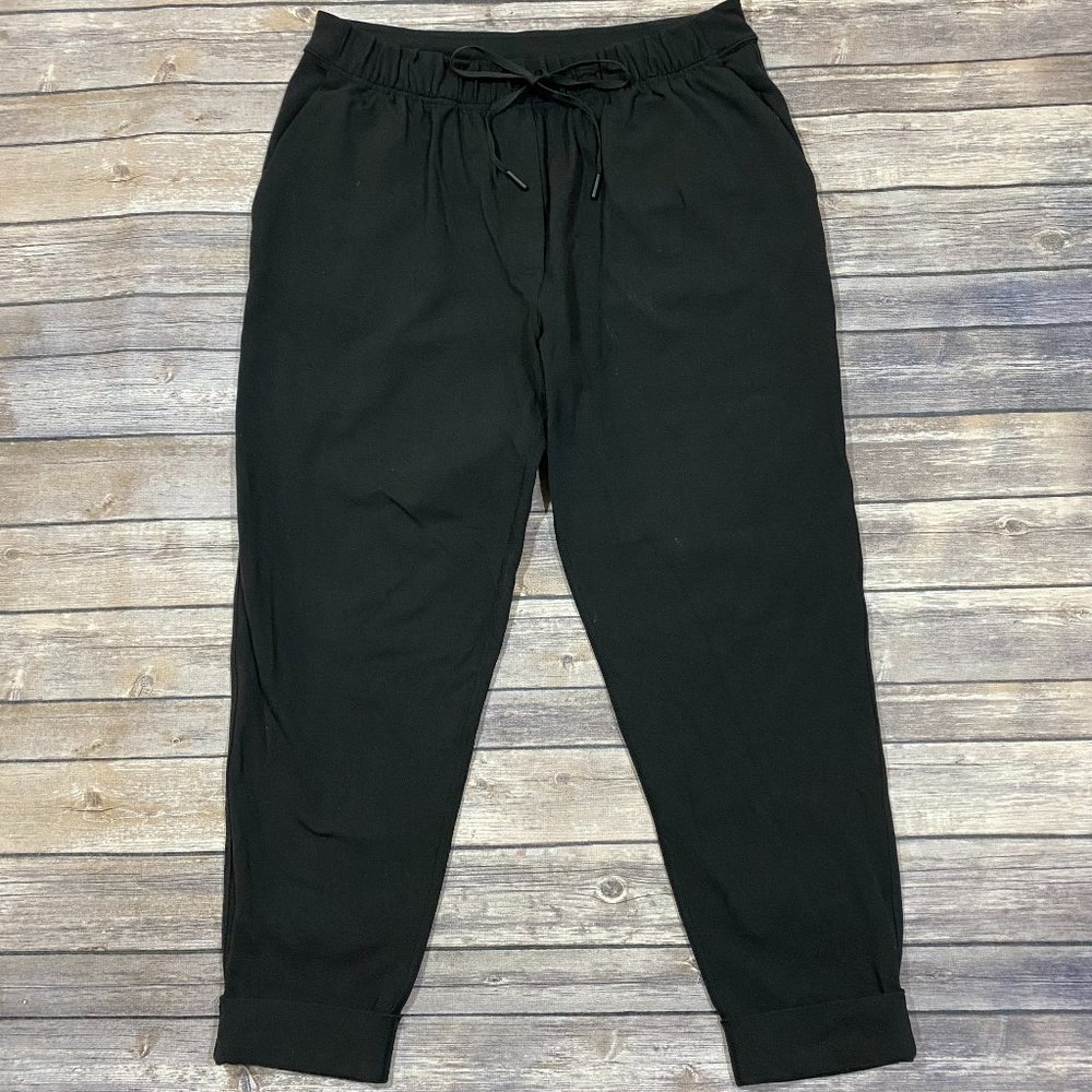 LuLuLemon Solid Black Cropped Pants/Joggers Sz 10